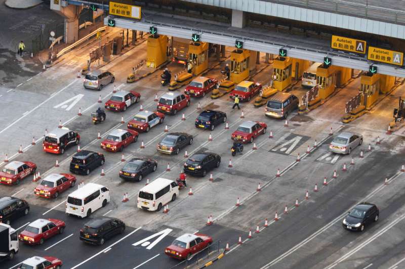 香港理工大學旁的紅磡海底隧道27日終於恢復通車。(美聯社) 香港理工大學旁的紅磡海底隧道27日終於恢復通車。(美聯社)