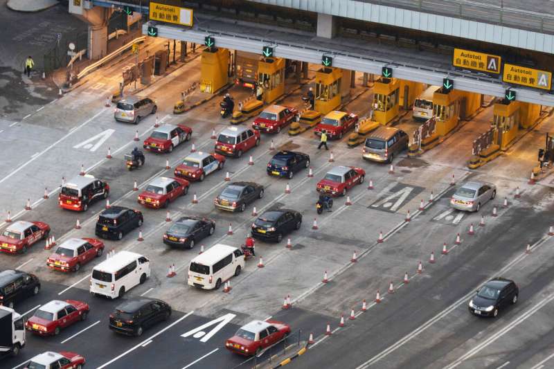 香港理工大學旁的紅磡海底隧道27日終於恢復通車。（美聯社）