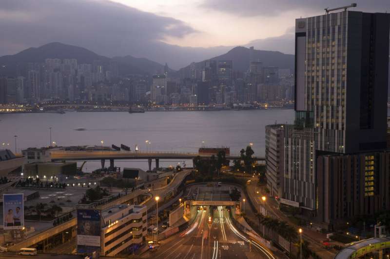 香港理工大學旁的紅磡海底隧道27日終於恢復通車。(美聯社) 香港理工大學旁的紅磡海底隧道27日終於恢復通車。(美聯社)