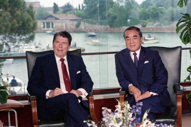 時任美國總統的雷根與時任日本首相的中曾根康弘。(美聯社) 時任美國總統的雷根與時任日本首相的中曾根康弘。(美聯社)