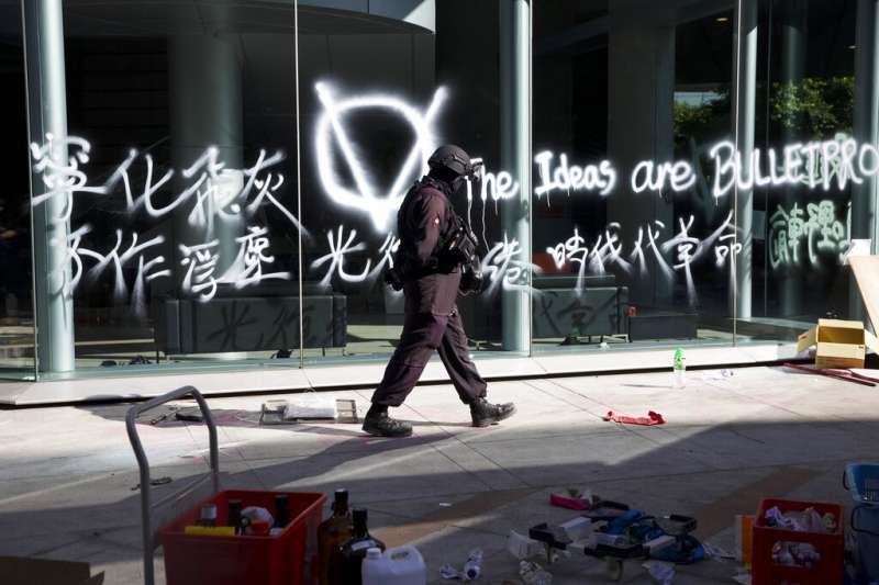 香港警察28日進入理工大學校園清場。(美聯社) 香港警察28日進入理工大學校園清場。(美聯社)