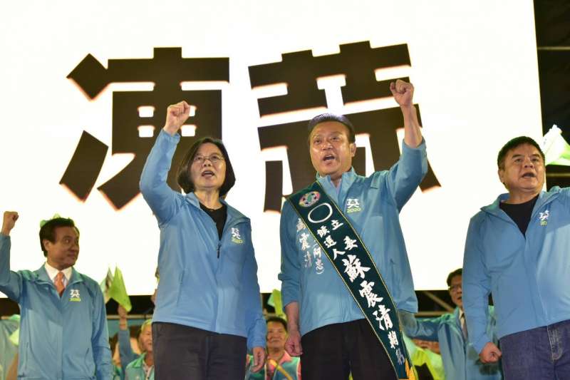20191202-統蔡英文2日晚到屏東東港,為黨內這次以無黨身分參選的英系綠委蘇震清站台。(蔡競辦提供) 20191202-統蔡英文2日晚到屏東東港,為黨內這次以無黨身分參選的英系綠委蘇震清站台。(蔡競辦提供)
