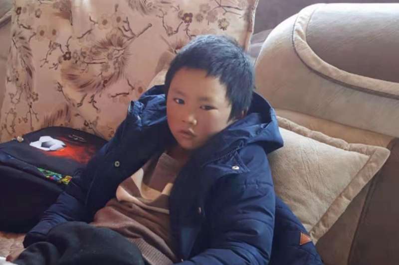 王福滿坐在他家新房子裏的沙發上。(新華社) 王福滿坐在他家新房子裏的沙發上。(新華社)