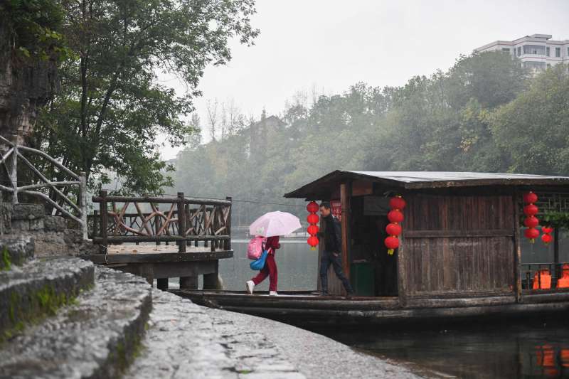 在湖南湘西花垣縣邊城鎮,人們乘坐渡船出行。(新華社) 在湖南湘西花垣縣邊城鎮,人們乘坐渡船出行。(新華社)