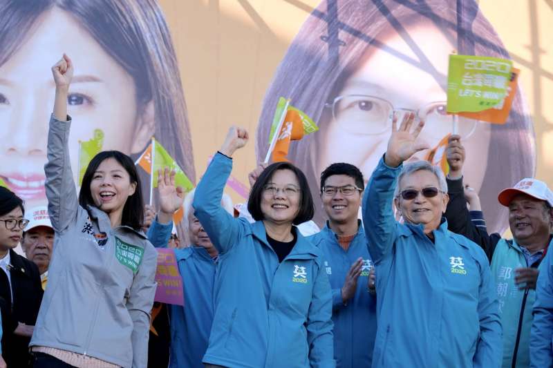 20191208-總統蔡英文(中)8日在台中連跑6場輔選行程,首站就是來到第3選區無黨籍立委洪慈庸(左)的大雅競總成立大會。(蔡辦提供) 20191208-總統蔡英文(中)8日在台中連跑6場輔選行程,首站就是來到第3選區無黨籍立委洪慈庸(左)的大雅競總成立大會。(蔡辦提供)