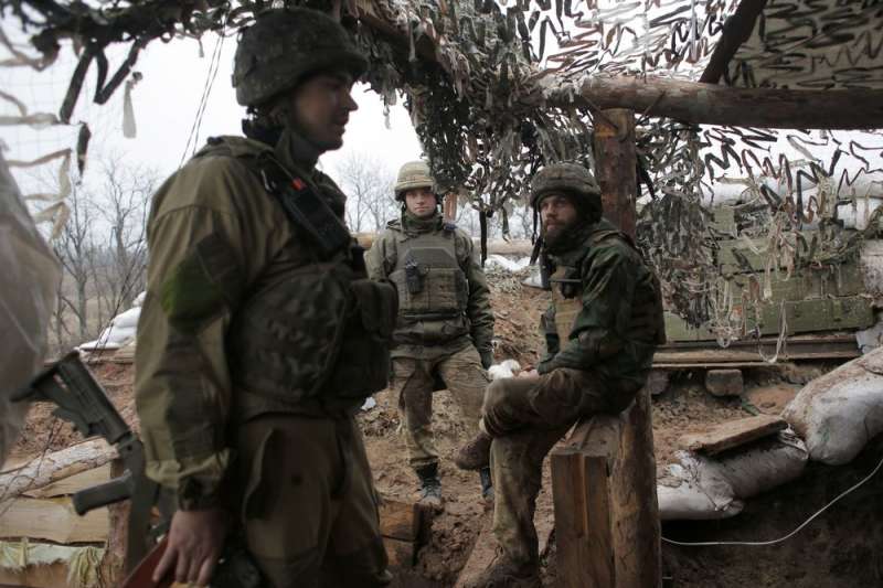 烏克蘭東部頓巴斯(Donbas)地區,政府軍與親俄羅斯叛軍、俄羅斯正規軍自2014年夏天鏖戰至今,傷亡慘重。(AP) 烏克蘭東部頓巴斯(Donbas)地區,政府軍與親俄羅斯叛軍、俄羅斯正規軍自2014年夏天鏖戰至今,傷亡慘重。(AP)