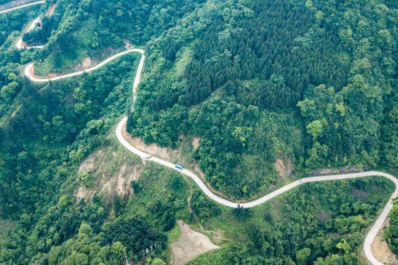 「通村村」車輛行駛在貴州省雷山縣大塘鎮的鄉村公路上(新華社) 「通村村」車輛行駛在貴州省雷山縣大塘鎮的鄉村公路上(新華社)