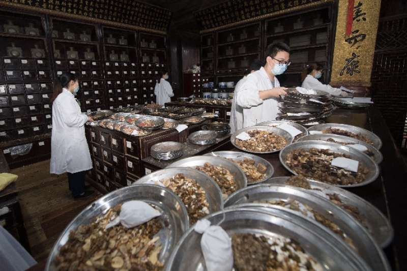 胡慶餘堂工作人員在藥房以傳統手工的方式為顧客抓藥。(新華社) 胡慶餘堂工作人員在藥房以傳統手工的方式為顧客抓藥。(新華社)