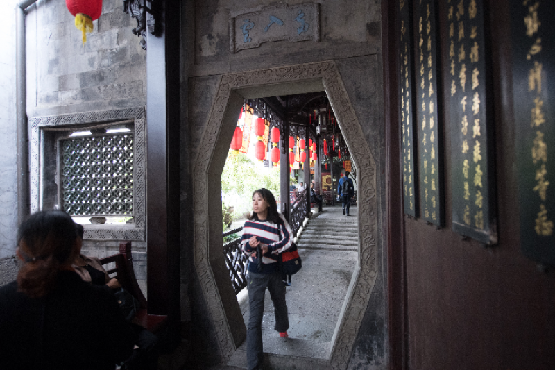 前來尋醫問診的人在胡慶餘堂留存至今的清代老建築內行走。(新華社) 前來尋醫問診的人在胡慶餘堂留存至今的清代老建築內行走。(新華社)
