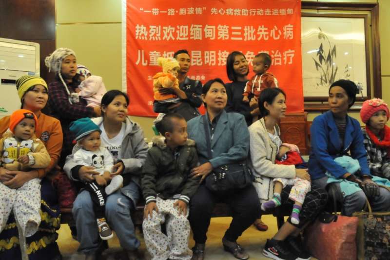 緬甸先心病患兒家庭12月4日晚抵達昆明。(新華社) 緬甸先心病患兒家庭12月4日晚抵達昆明。(新華社)