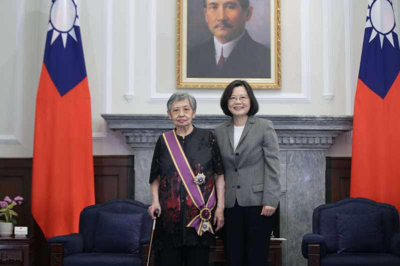 2017年,「台灣小提琴教母」李淑德獲蔡英文總統頒發「二等景星勳章」,表揚她對台灣音樂教育的卓越貢獻。(總統府@Wikipedia / CC BY 2.0) 2017年,「台灣小提琴教母」李淑德獲蔡英文總統頒發「二等景星勳章」,表揚她對台灣音樂教育的卓越貢獻。(總統府@Wikipedia / CC BY 2.0)
