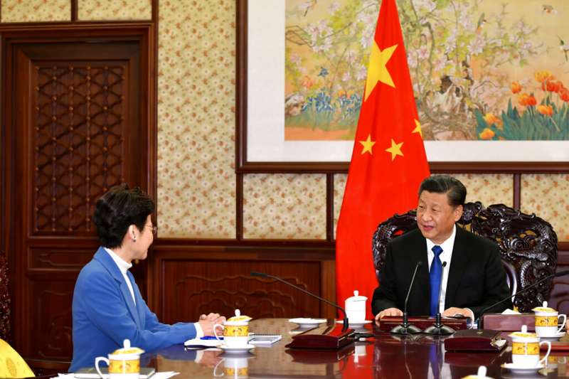 林鄭月娥與習近平在北京會面。(美聯社) 林鄭月娥與習近平在北京會面。(美聯社)