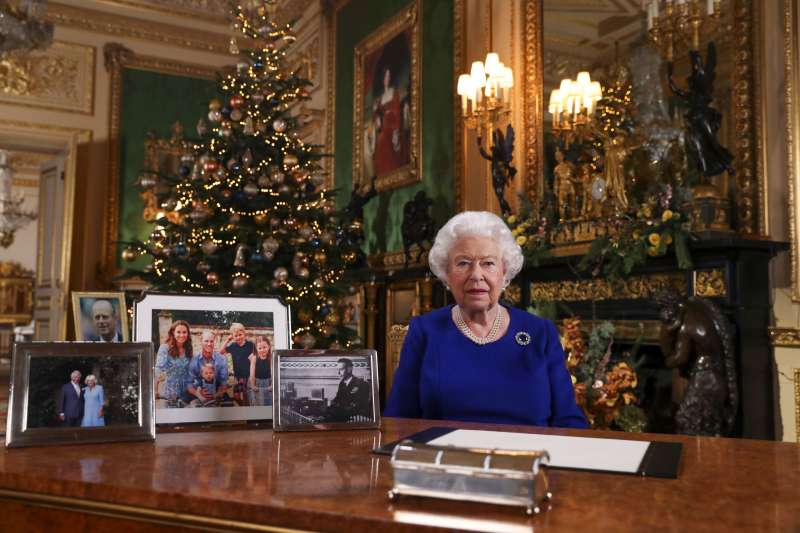 英國女王依照慣例發表聖誕節談話,她認為今年對英國而言是「顛簸的一年」。(AP) 英國女王依照慣例發表聖誕節談話,她認為今年對英國而言是「顛簸的一年」。(AP)