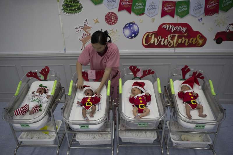 2019年12月24日,泰國一家醫院的護理師為新生兒換上耶誕裝扮。(AP) 2019年12月24日,泰國一家醫院的護理師為新生兒換上耶誕裝扮。(AP)