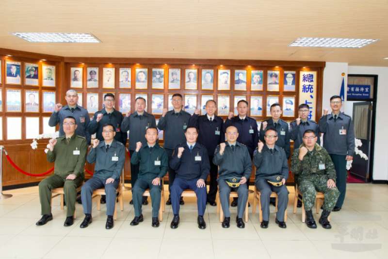 20191225-仲泓專題-著憲兵服的將領可分2類,例如圖中前排最左邊的國防部人培處長夏德宇少將,長年待在憲兵系統,一直升任至參謀長職,而後離開憲兵改到國防部任職。圖為日前夏德宇等人陪同總長沈一鳴上將看部隊。(取自軍聞社) 20191225-仲泓專題-著憲兵服的將領可分2類,例如圖中前排最左邊的國防部人培處長夏德宇少將,長年待在憲兵系統,一直升任至參謀長職,而後離開憲兵改到國防部任職。圖為日前夏德宇等人陪同總長沈一鳴上將看部隊。(取自軍聞社)