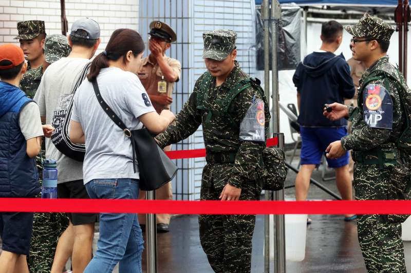 20191225-仲泓專題-三軍各有自己的憲兵,擔負營區警衛工作,然而這種憲兵屬部外憲兵,憲兵指揮部平時無法直接運用管制,而憲兵自己的憲兵人數早已大幅銳減,然而勤務量依然吃重。圖為掛憲兵臂章的海陸防警群基地警衛營官兵執行安檢。(蘇仲泓攝) 20191225-仲泓專題-三軍各有自己的憲兵,擔負營區警衛工作,然而這種憲兵屬部外憲兵,憲兵指揮部平時無法直接運用管制,而憲兵自己的憲兵人數早已大幅銳減,然而勤務量依然吃重。圖為掛憲兵臂章的海陸防警群基地警衛營官兵執行安檢。(蘇仲泓攝)