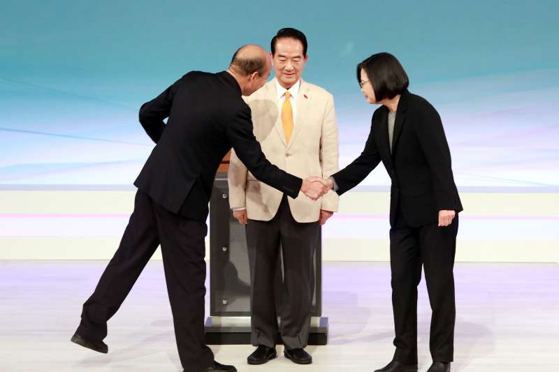 20191229-總統大選唯一1場電視辯論會29日下午登場。左起為國民黨總統候選人韓國瑜、親民黨總統候選人宋楚瑜、總統蔡英文。(台北市攝影記者聯誼會提供) 20191229-總統大選唯一1場電視辯論會29日下午登場。左起為國民黨總統候選人韓國瑜、親民黨總統候選人宋楚瑜、總統蔡英文。(台北市攝影記者聯誼會提供)