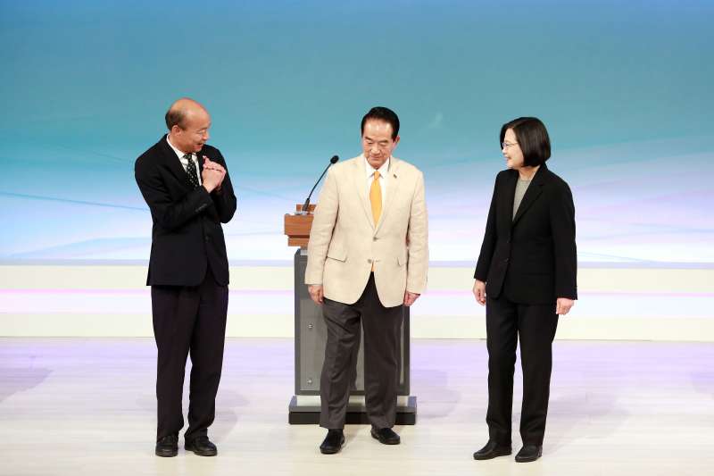 20191229-總統大選唯一1場電視辯論會29日下午登場。左起為國民黨總統候選人韓國瑜、親民黨總統候選人宋楚瑜、總統蔡英文。(台北市攝影記者聯誼會提供) 20191229-總統大選唯一1場電視辯論會29日下午登場。左起為國民黨總統候選人韓國瑜、親民黨總統候選人宋楚瑜、總統蔡英文。(台北市攝影記者聯誼會提供)