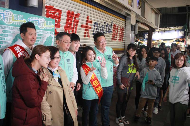 20191229-台灣民眾黨主席柯文哲(後排左二)在新崛江與民眾合照。(方炳超攝) 20191229-台灣民眾黨主席柯文哲(後排左二)在新崛江與民眾合照。(方炳超攝)