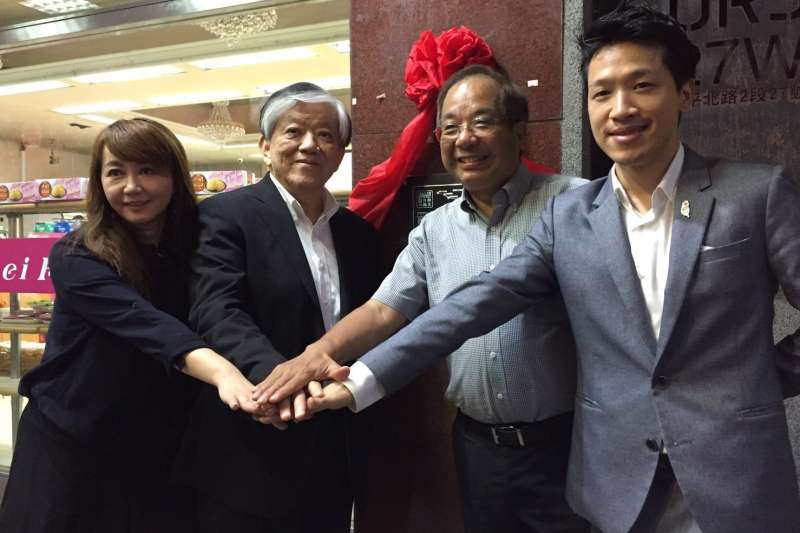 何志偉(右)催生台北的兩條「自由之路」,時任台北市觀傳局長的簡余晏(左)大力促成,義美總經理高志明(左二)也響應。 何志偉(右)催生台北的兩條「自由之路」,時任台北市觀傳局長的簡余晏(左)大力促成,義美總經理高志明(左二)也響應。