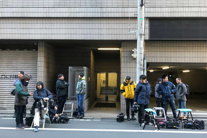 日產前董座戈恩潛逃出境震驚全日本,大批媒體守候在其辯護律師的住處。(AP) 日產前董座戈恩潛逃出境震驚全日本,大批媒體守候在其辯護律師的住處。(AP)