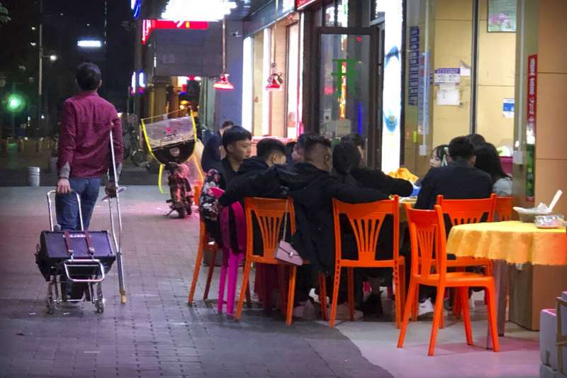 深圳路邊的小吃攤。(美聯社) 深圳路邊的小吃攤。(美聯社)
