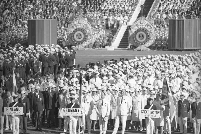 1964年東京奧運，開幕式上的各國代表團。（Bundesarchiv@Wikipedia/CC BY-SA 3.0）