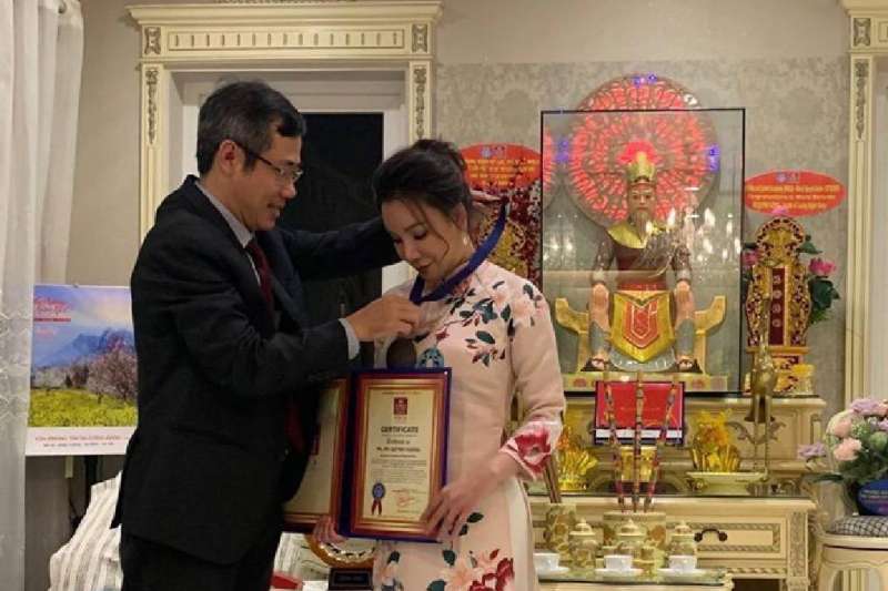 DUONG DUY LAM VIEN先生、也是越南唱片協會秘書長,越南唱片組織執行董事(左),在他的授權下,將徽章授予了越南國家唱片與商業協會歌手胡瓊香。(圖/業者提供) DUONG DUY LAM VIEN先生、也是越南唱片協會秘書長,越南唱片組織執行董事(左),在他的授權下,將徽章授予了越南國家唱片與商業協會歌手胡瓊香。(圖/業者提供)