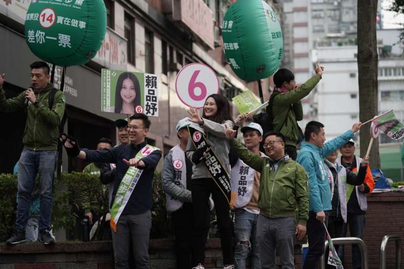 民進黨秘書長羅文嘉、民進黨副秘書長林飛帆、民進黨青年部主任吳濬彥10日一早到汐止,陪同民進黨立委候選人賴品妤站路口拜票。(賴品妤競選團隊提供) 民進黨秘書長羅文嘉、民進黨副秘書長林飛帆、民進黨青年部主任吳濬彥10日一早到汐止,陪同民進黨立委候選人賴品妤站路口拜票。(賴品妤競選團隊提供)