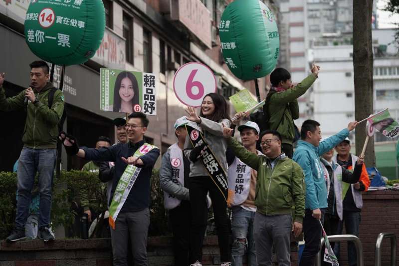 民進黨秘書長羅文嘉、民進黨副秘書長林飛帆、民進黨青年部主任吳濬彥10日一早到汐止，陪同民進黨立委候選人賴品妤站路口拜票。（賴品妤競選團隊提供）