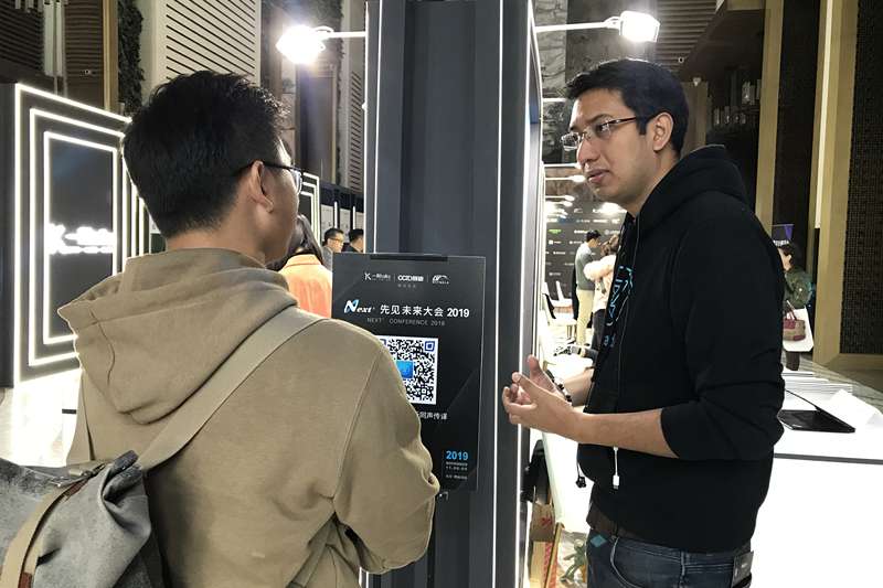 2019年11月8日,蒙托亞在參加科技論壇時向觀眾介紹創業專案。(新華社) 2019年11月8日,蒙托亞在參加科技論壇時向觀眾介紹創業專案。(新華社)