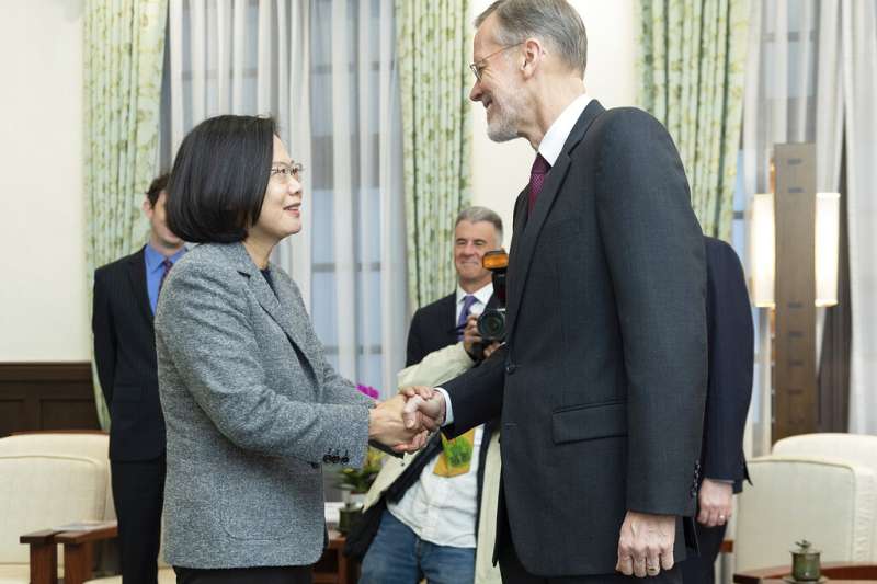 蔡英文總統與AIT處長酈英傑。(美聯社) 蔡英文總統與AIT處長酈英傑。(美聯社)