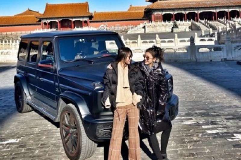 中共元老何長工的孫媳婦"露小寶"開車逛故宮,引發風暴(網路截圖) 中共元老何長工的孫媳婦"露小寶"開車逛故宮,引發風暴(網路截圖)
