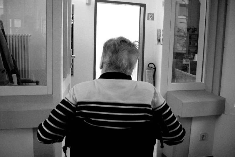 「他怎麼好像中邪...」長輩久住加護病房,當心譫妄症上身!出現這些警訊就