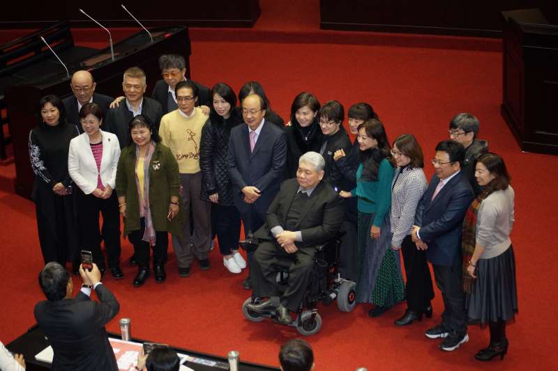 20200120-民進黨未連任立委20日於議場拍攝畢業照。(盧逸峰攝) 20200120-民進黨未連任立委20日於議場拍攝畢業照。(盧逸峰攝)