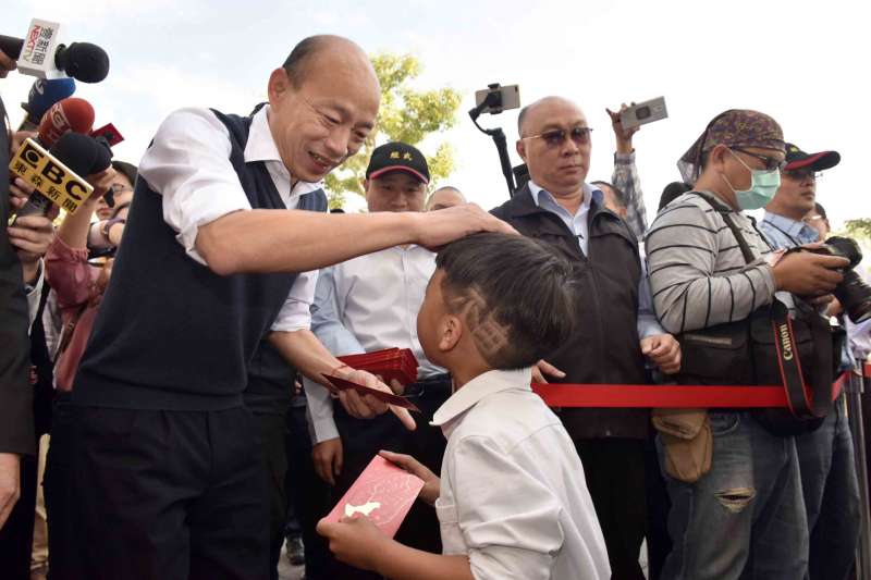 20200122-高雄市長韓國瑜22日現身發紅包,預祝高雄市民鼠年行大運。(高雄市政府提供) 20200122-高雄市長韓國瑜22日現身發紅包,預祝高雄市民鼠年行大運。(高雄市政府提供)