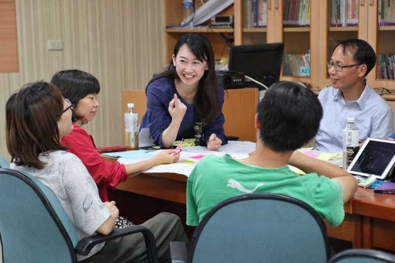 大予創意設計公司講師-胡蝶帶領老師一同腦力激盪。(圖/黑松教育基金會提供) 大予創意設計公司講師-胡蝶帶領老師一同腦力激盪。(圖/黑松教育基金會提供)