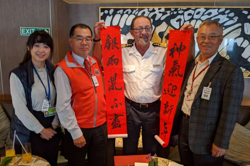 高雄港務分公司致贈應景春聯。(圖/臺灣港務股份有限公司提供) 高雄港務分公司致贈應景春聯。(圖/臺灣港務股份有限公司提供)