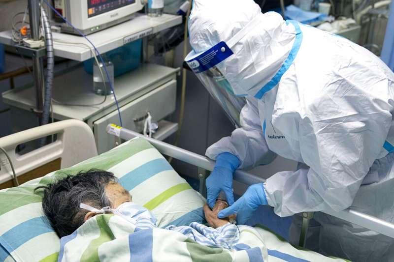 武漢肺炎、中國武漢中南醫院的醫護人員。(AP)