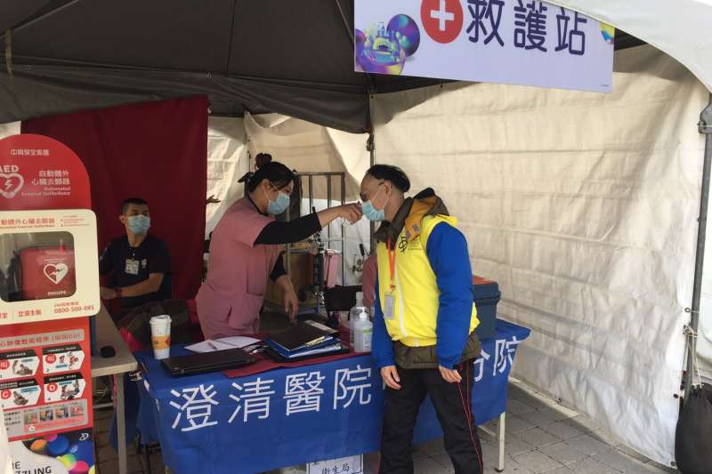 全力防疫武漢肺炎,臺中市府在台灣燈會展區,除了準備洗手乳、乾洗手液、額溫槍等,並有醫護人員進駐待命。(圖/臺中市政府) 全力防疫武漢肺炎,臺中市府在台灣燈會展區,除了準備洗手乳、乾洗手液、額溫槍等,並有醫護人員進駐待命。(圖/臺中市政府)
