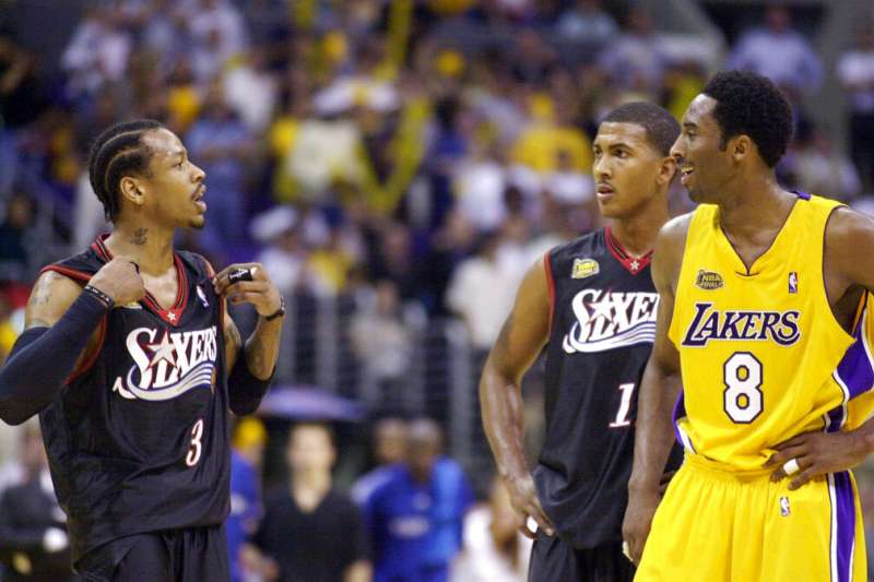 美國職籃(NBA)退役超級巨星「小飛俠」柯比.布萊恩與戰神艾佛森。(美聯社) 美國職籃(NBA)退役超級巨星「小飛俠」柯比.布萊恩與戰神艾佛森。(美聯社)