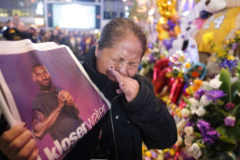 美國職籃(NBA)退役超級巨星「小飛俠」柯比.布萊恩驟逝,讓無數球迷心碎神傷。(美聯社) 美國職籃(NBA)退役超級巨星「小飛俠」柯比.布萊恩驟逝,讓無數球迷心碎神傷。(美聯社)