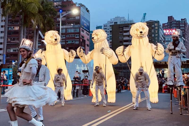 法國 Gueule de´ours 大白熊夜光踩街秀。(圖/徐炳文攝)