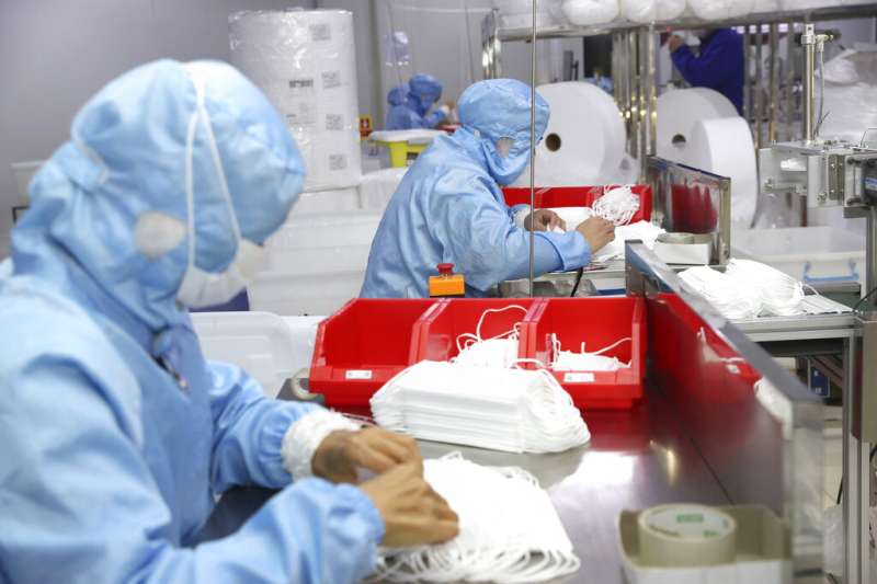 武漢肺炎疫情持續延燒,江蘇的口罩工廠正在趕工生產。(美聯社)