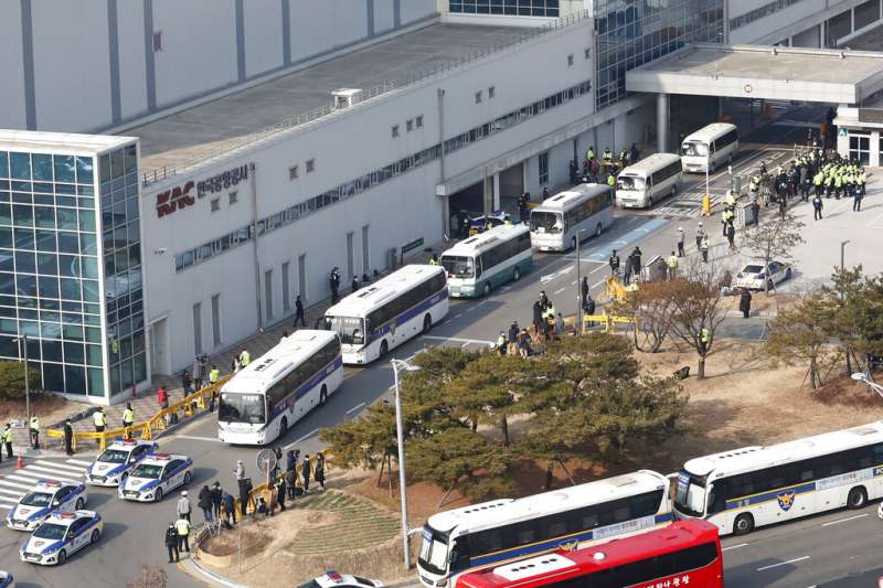 武漢肺炎疫情延燒,南韓派出專機撤僑後,歸國僑民一落地就被專車接走隔離。(美聯社) 武漢肺炎疫情延燒,南韓派出專機撤僑後,歸國僑民一落地就被專車接走隔離。(美聯社)