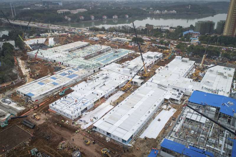 抗擊武漢肺炎疫情,中國在武漢建成一座1000張床位的「火神山醫院」(AP) 抗擊武漢肺炎疫情,中國在武漢建成一座1000張床位的「火神山醫院」(AP)