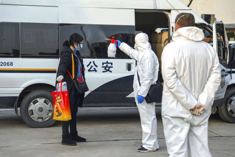 一位到隔離旅館探望親友的武漢市民接受檢疫人員消毒。(美聯社) 一位到隔離旅館探望親友的武漢市民接受檢疫人員消毒。(美聯社)