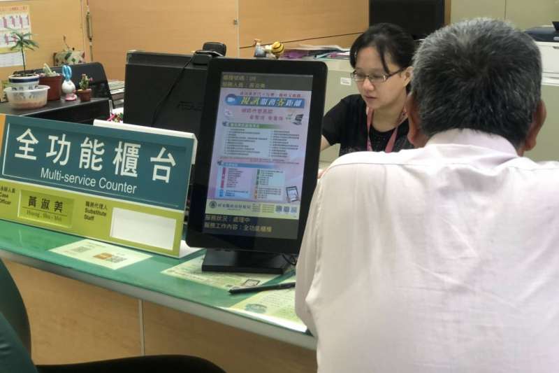 全功能服務櫃臺,將地方稅業務資訊一次整合。(圖/屏東縣政府財稅局提供) 全功能服務櫃臺,將地方稅業務資訊一次整合。(圖/屏東縣政府財稅局提供)