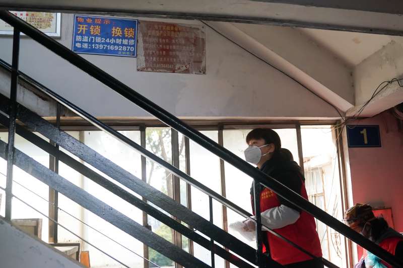 2020年武漢肺炎疫情,2月3日,武漢市青山區鋼都花園123社區網格員鄂文莉(左)給社區裏不方便出門的居民送生活用品。(新華社) 2020年武漢肺炎疫情,2月3日,武漢市青山區鋼都花園123社區網格員鄂文莉(左)給社區裏不方便出門的居民送生活用品。(新華社)