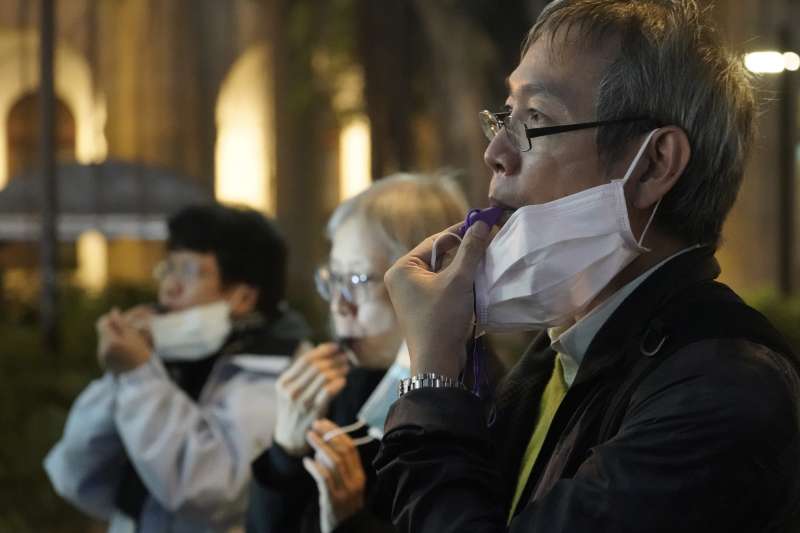 中國武漢肺炎疫情風暴,率先發出警訊、遭到官方懲誡、為救治病患不幸殉職的李文亮醫生(AP) 中國武漢肺炎疫情風暴,率先發出警訊、遭到官方懲誡、為救治病患不幸殉職的李文亮醫生(AP)